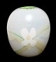 Pernille Bülow, 
Vase, hvid og 
mint grøn med 
blomst motiv. 
Højde 18 cm.  
Største 
diameter 16 cm. 
...