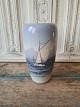Royal 
Copenhagen Vase 
dekoreret med 
sejlbåd 
No. 2609/1049, 
2. sortering
Højde 23,5 cm.
