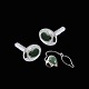 Manchetknapper 
og reversnål / 
Lapel Pin i 14k 
hvidguld med 
jade.
Stemplet WG, 
K14.
2 x 1,4 cm. 
...