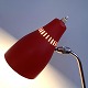 Bordlampe af forniklet metal ca 1950erne. Rødlakeret skærm med kipled og afbryderknap. H. 32 cm.