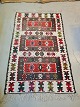 Håndlavet tæppe 
fra 1980erne.
Det har 
brugsspor og er 
solbleget.
Bredde 126cm 
Længde 225cm