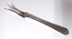 Hans Hansen. 
Sølv (830). 
Arvesølv no.4. 
Pålægsgaffel. 
Længde 15 cm.
