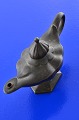 Aladdins 
magiske lampe  
af bruneret 
disko metal,  
Signeret Just 
A. Denmark, 
højde 6,4 cm. 
bredde ...