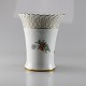Vase i porcelæn fra stellet Ægir med tyttebær og stedmoderblomster som motivProducent Bing & ...