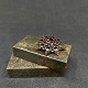 Diameter 4 cm.
Stor flot 
broche med 
talrige slebne 
granater 
monteret i 
forgyldt 
messing.
Den ...