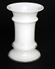Holmegaard, MB 
serien designet 
af Michel Bang 
i 1981. Mindre 
vase i 
formblæst opal 
hvid glas med 
...