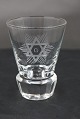 Logeglas eller 
Frimurer glas, 
snapseglas 
dekoreret med 
slebne symboler 
på kantsleben 
fod.
G i ...