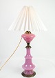 Denne bordlampe er et smukt eksempel på design fra 1880'erne. Lampen har et stel af rosa opaline ...