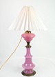 Denne bordlampe 
er et smukt 
eksempel på 
design fra 
1880'erne. 
Lampen har et 
stel af rosa 
opaline ...