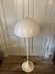 Verner Panton standerlampe model Panthella, udført i hvid plast. Produceret af Louis Poulsen ...