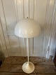 Verner Panton 
standerlampe 
model 
Panthella, 
udført i hvid 
plast. 
Produceret af 
Louis Poulsen 
...