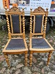 2 stole i 
egetræ udført 
med nappa.
Højde: 106cm. 
Bredde: 41cm. 
Dybde: 46cm. 
Siddehøjde: 
47cm.