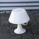 Glas bordlampe med glas skærmModel OneProducent HolmegaardOpalhvid lampe med stor rund ...