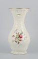 Rosenthal, 
Tyskland. 
"Sanssouci", 
cremefarvet 
vase dekoreret 
med blomster og 
...