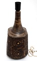 Bjørn Keramik, Bordlampe i brun glasur med blomst motiver. Højde excl. fatning 42 cm. Diameter ...