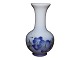Royal 
Copenhagen 
lille vase med 
blå blomster.
Af 
fabriksmærket 
ses det, at 
denne er ...