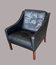 Lænestol, model 
2207
Fredericia 
Furniture
Sort skind, 
ben i 
mørkbejset eg
Almindelig ...