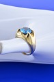 Smuk damering 
14 karat guld 
med slebet blå 
sten. 
Ringstørrelse  
49,5 =  Ø 15,7 
mm. Stemplet 
585 ...