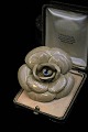 Originalt Vintage Chanel blomster broche i læder / lak i caffé latté farve med CC logo. Dia:9cm. ...