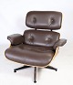 Charles Eames 
Lounge chair i 
brunt læder og 
lys valnød 
produceret af 
Herman Miller 
formgivet i ...