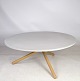 Sofabord, model "Bertha" med ben af egetræ komplimenteret af en messing ring og beton plade fra ...