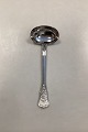 Georg Jensen 
Rosenborg 
Sølvplet 
Sovseske
Måler 18cm / 
7.09 inch
Designet af 
Ole Hagen