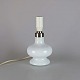 Bordlampe i mundblæst glasModel ChristineProducent HolmegaardOpal hvid lampefod med ...