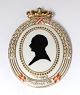 Royal Copenhagen. Silhouette platte. Frederik VIII. 1912. Højde 12,6 cm. (1 
sortering)