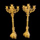 Par franske 
fem-armede 
kandelabre i 
forgyldt 
bronze.
Frankrig 
omkring 1830.
H. 69 cm. 
Diam. 28 ...