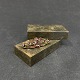 Længde 4,5 cm.
Oval broche 
med talrige 
slebne granater 
monteret i 
forgyldt 
messing.
Den er i ...