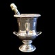 Champagnekøler 
fra Frankrig i 
sølvplet. Fra 
omkring 
1900-tallet.
I campagna 
form, med to 
hanke ...