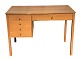 Lille skrivebord i lys egetræsfiner. Fremstår med nogle brugsspor (se foto). Mål (HxBxD): ...
