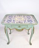 Malet rokoko formet flisebord dekoreret med forskellige motiver. Bordet er fra 1780erne og er i ...