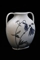 Royal 
Copenhagen Art 
Nouveau vase 
med hanke og 
dekoreret 
blomstergren.  
H:17cm. ...