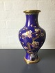 Coissonné 
(Cloisonné) 
vase.
Kobolt blå 
fond med fugle, 
floral og 
blomstrende 
træ.
20 ...