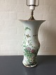 Stor kinesisk 
vase omlavet 
til bordlampe.