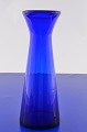 Blomsterløgs-vase fra Fyens glasværk fra 1890-1930. Blå hyacintglas med optik, Højde 21,3cm. ...