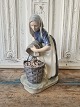 Royal 
Copenhagen 
figur - 
Bondepige der 
samler 
kartofler 
No. 1549, 4. 
sortering - 
Personale ...