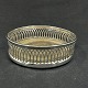 Højde 4,5 cm.
Diameter 14 
cm.
Flasken kan 
måle 13 cm.
Flot 
flaskebakke fra 
1900 tallets 
...