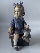 Else med Bær #DahlJensen figur af porcelæn. Dek nr. #1207 i form af siddende pige, ...