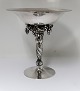 Georg Jensen. 
Sterling (925). 
Drueopsats. 
Model 263. 
Højde 19 cm. 
Diameter 18,1 
cm. Produceret 
...