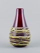 Murano, Italien, stor mundblæst spaghetti-vase i vinrødt kunstglas.