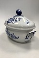 Royal 
Copenhagen Blå 
Blomst Flettet 
Terrin med låg 
No 8134
Måler 23cm H, 
33cm x 21cm ( 
9.06 ...