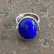 Skulpturel ring 
af sterling 
sølv med blå 
sten. . 
Indvendige mål 
18 mm.
Stemplet ALE 
...
