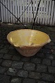 Stort 1800 tals 
lerfad "Tian" 
fra Sydfrankrig 
med gul glasur 
hældetud og 
hanke. Fadet 
har ...