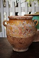 Dekorativ 1800 tals lerkrukker med hanke fra Sydfrankrig med rest af okkergul glasur og med en ...