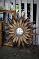 Stort dekorativt Solspejl fra 70érne i forgyldt metal med en fin patina.Dia:86cm. Spejl Dia.:16cm.