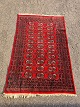 Orientalsk tæppe, fra 1990erne.Det har slidte frynser og små brugsspor.Længde 195cm Bredde 123cm