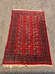 Orientalsk 
tæppe, fra 
1990erne.
Det har slidte 
frynser og små 
brugsspor.
Længde 195cm 
Bredde 123cm