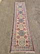 Orientalsk tæppe, fra 1980erne.Det har slid og er solbleget.Længde 343cm Bredde 80cm